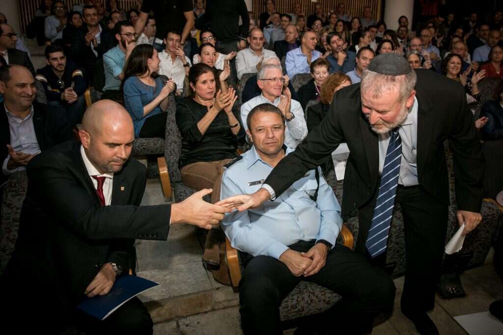 אוחנה ומנדלבליט בטקס הפרידה מניצן. | אוליבייה פיטוסי, פלאש 90 אוחנה ומנדלבליט בטקס הפרידה מניצן. | אוליבייה פיטוסי, פלאש 90