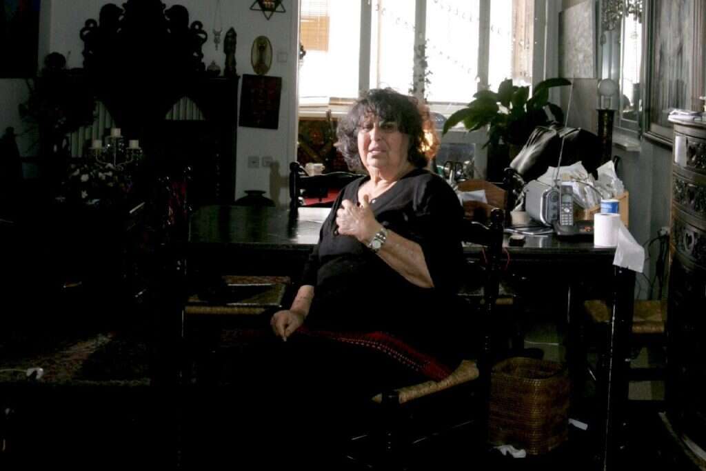 גאולה כהן ז"ל בסלון ביתה. אפריל 2008. | מרים צחי