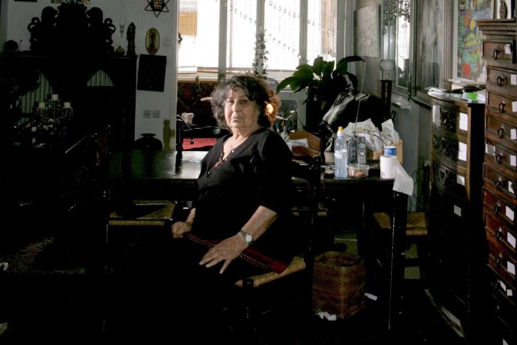 גאולה כהן ז"ל בסלון ביתה. אפריל 2008. | מרים צחי