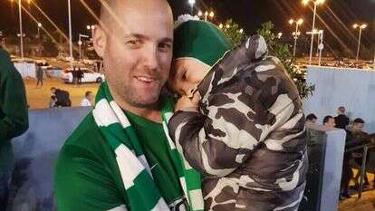 פרזנטור של תנועת הנוער של חמאס. זמרי והעולל פרזנטור של תנועת הנוער של חמאס. זמרי והעולל