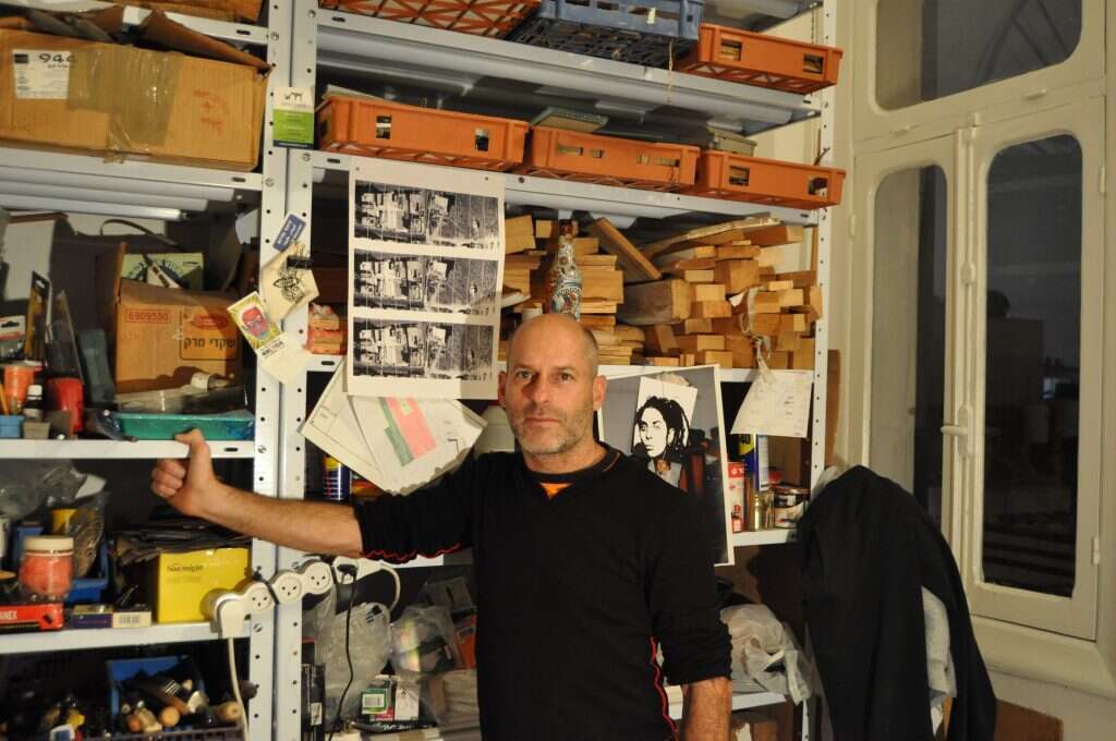 תוכניות הבניין המקורי התגלו באקראי. האמן רועי פביאן. | עמנואל פביאן