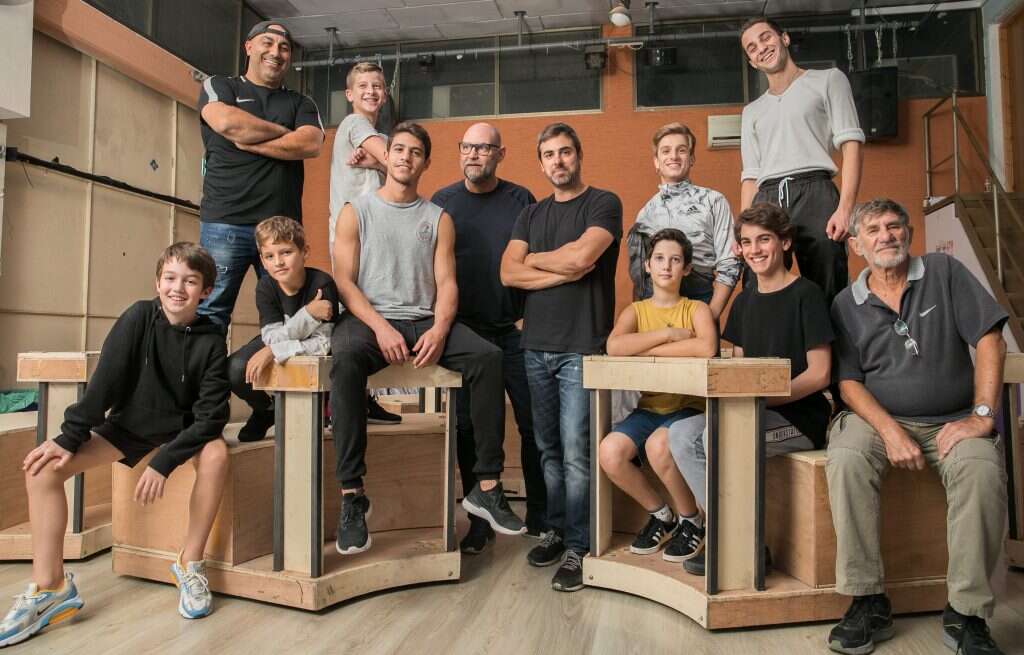 פנייה לכל המגזרים. עם קאסט ההצגה. | יוסי אלוני