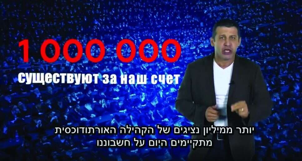 קושניר בסרטון התעמולה של ישראל ביתנו בשפה הרוסית. | מסך