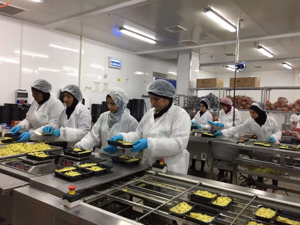 עובדות במפעל 'נזיד'. | עדי בן־שלום עובדות במפעל 'נזיד'. | עדי בן־שלום