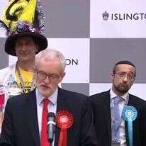 דוד יוסף (מימין) מאחורי קורבין, בסיום יום הבחירות בבריטניה. | מסך BBC NEWS