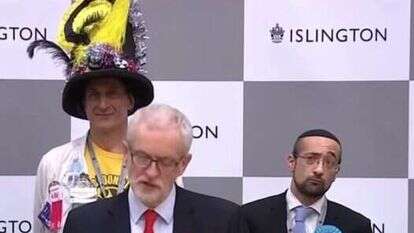 דוד יוסף (מימין) מאחורי קורבין, בסיום יום הבחירות בבריטניה. | מסך BBC NEWS דוד יוסף (מימין) מאחורי קורבין, בסיום יום הבחירות בבריטניה. | מסך BBC NEWS