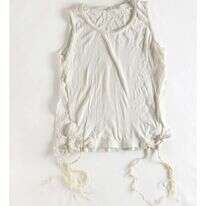 "אם אמסור את החפצים האלה, יישאר הרבה רֵיק. יותר מדי ריק. אני עדיין לא מוכנה לחשוב על זה". הציצית של יואל. מתוך התערוכה "על בלי־מה" של שרה מוכתר