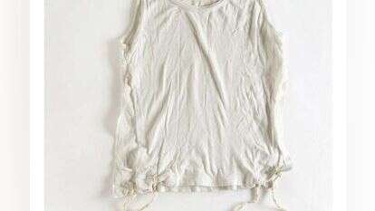 "אם אמסור את החפצים האלה, יישאר הרבה רֵיק. יותר מדי ריק. אני עדיין לא מוכנה לחשוב על זה". הציצית של יואל. מתוך התערוכה "על בלי־מה" של שרה מוכתר