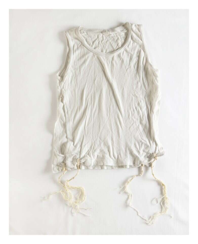 "אם אמסור את החפצים האלה, יישאר הרבה רֵיק. יותר מדי ריק. אני עדיין לא מוכנה לחשוב על זה". הציצית של יואל. מתוך התערוכה "על בלי־מה" של שרה מוכתר