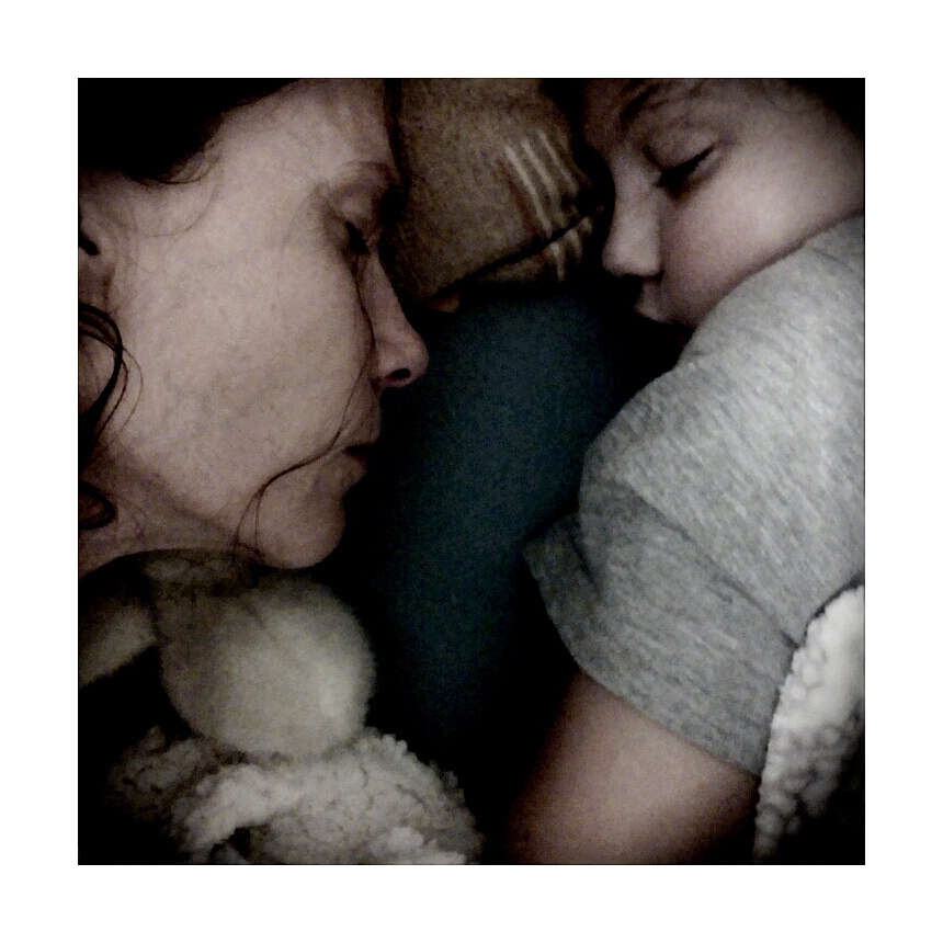 "כשחזרתי סוף־סוף לחדר שלי, אחת הבנות עברה לישון לידי, כמו שיואל היה עושה. פעם אחת הסתכלתי עליה, הרמתי את המצלמה וצ'יק - צילמתי. הייתי חייבת לתפוס את ההרגשה הזאת. רציתי להקפיא את הרגע, להראות את היחד שלנו. זה מה שיש לי, מזה אני חיה היום". מתוך התערוכה "על בלי־מה" של שרה מוכתר