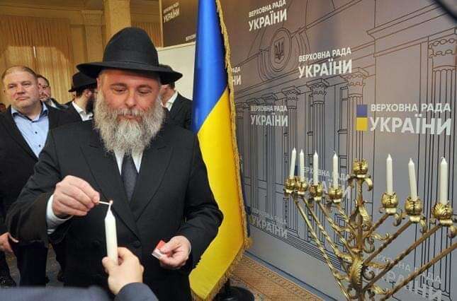 הרב יונתן מרקוביץ, שליח חב"ד בקייב בהדלקת הנרות בפרלמנט הרב יונתן מרקוביץ, שליח חב"ד בקייב בהדלקת הנרות בפרלמנט