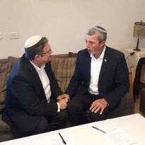 הרב רפי פרץ ואיתמר בן גביר לאחר חתימת ההסכם על ריצה משותפת