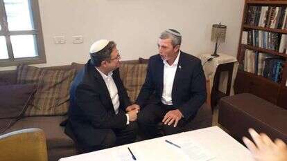 הרב רפי פרץ ואיתמר בן גביר לאחר חתימת ההסכם על ריצה משותפת