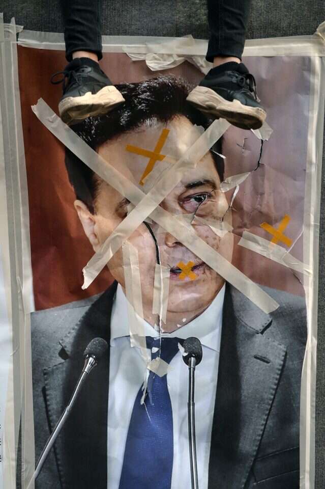 תמונה של הנשיא המיועד, חסן דיאב, שהושחתה בהתפרעויות. | EPA תמונה של הנשיא המיועד, חסן דיאב, שהושחתה בהתפרעויות. | EPA