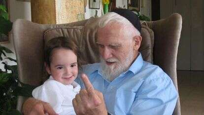 תחושת הפליאה מולו רק
תלך ותתעצם עם השנים.
הרב דוד פוקס עם אחד
מילדי משפחת ברוש,
תשס"ז. | אסף ברוש תחושת הפליאה מולו רק
תלך ותתעצם עם השנים.
הרב דוד פוקס עם אחד
מילדי משפחת ברוש,
תשס"ז. | אסף ברוש