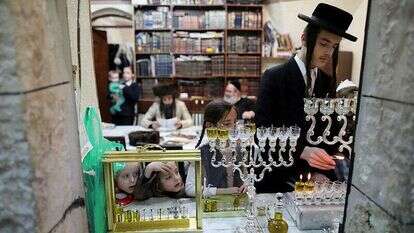 הדלקת נרות חנוכה במאה שערים. | EPA