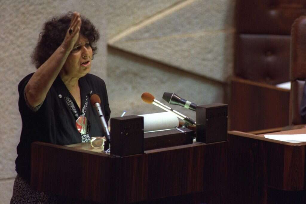גאולה כהן נואמת בכנסת, 1990. | סער יעקב, לע"מ