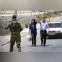 בכירה בחזית העממית ח'אלדה ג'ראק עם ח"כ איימן עודה לאחר שחרורה מהכלא, 2016. | AP