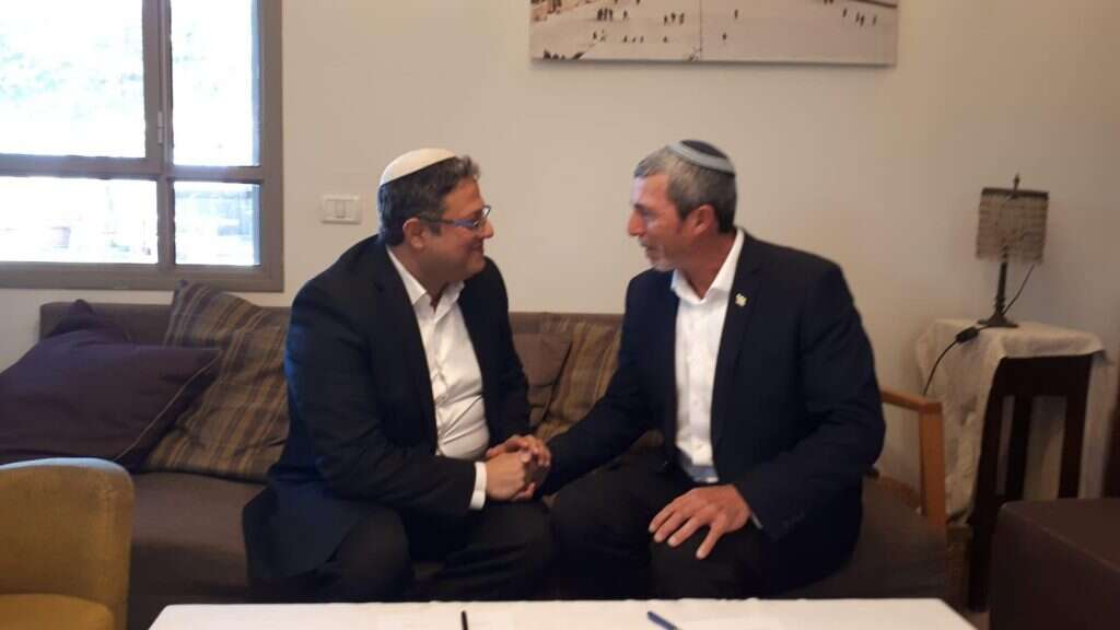 הרב פרץ ובן-גביר בעת חתימת ההסכם על ריצה משותפת