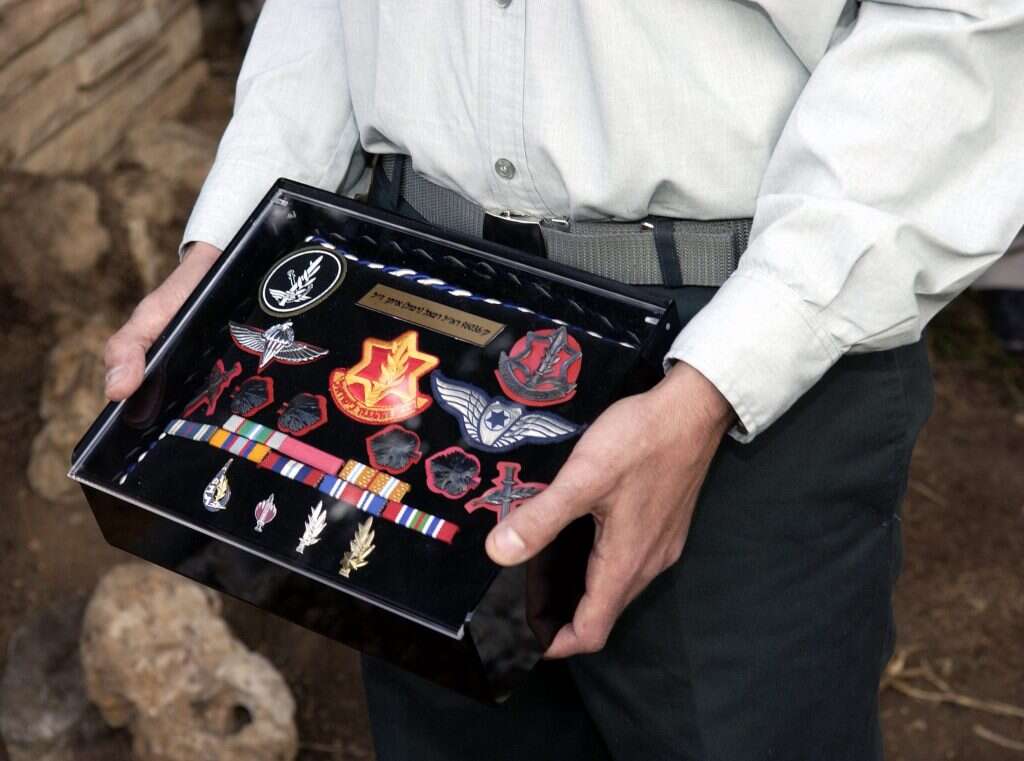 נפצע בקרבות, אך הוסיף להילחם שותת דם. הדרגות והאותות של רפול מוצגים בהלוויתו. | עמוס בן משה, לע"מ