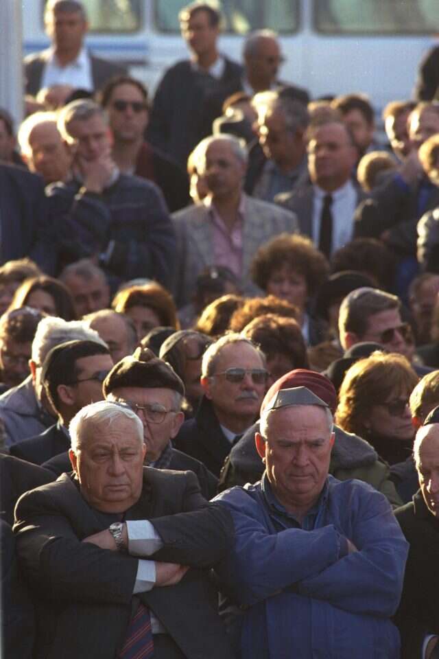 בת הזוג שנאה, והוא רצה בקרבתו. רפול ושרון בהלוויית זבולון המר, 1998. | אבי אוחיון, לע"מ