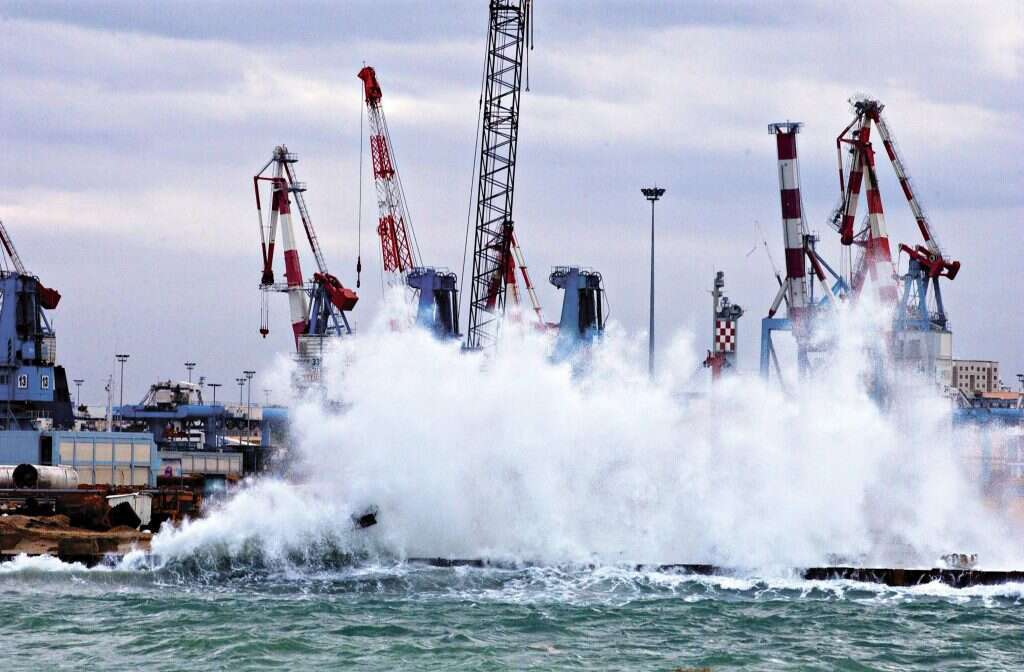 "הים רואה, חושב, וגם עושה מאיתנו צחוק". נמל אשדוד. | אדי ישראל