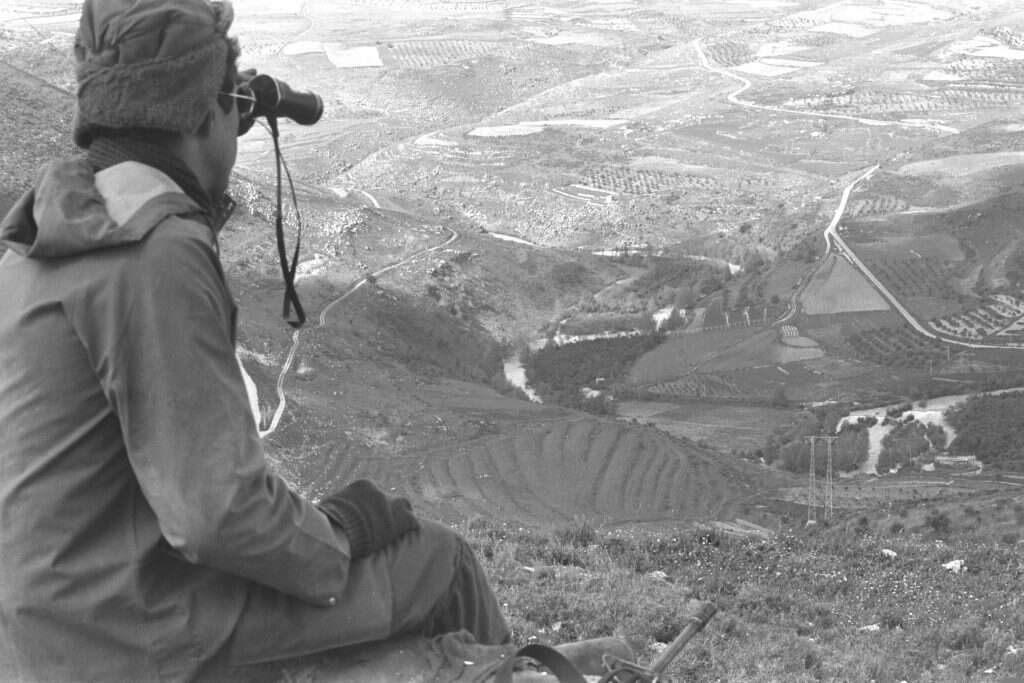 רפול תמה איך יכול להיות טוהר בעצם השימוש בנשק. חייל צה"ל משקיף על דרום לבנון, מבצע ליטני. | משה מילנר, לע"מ