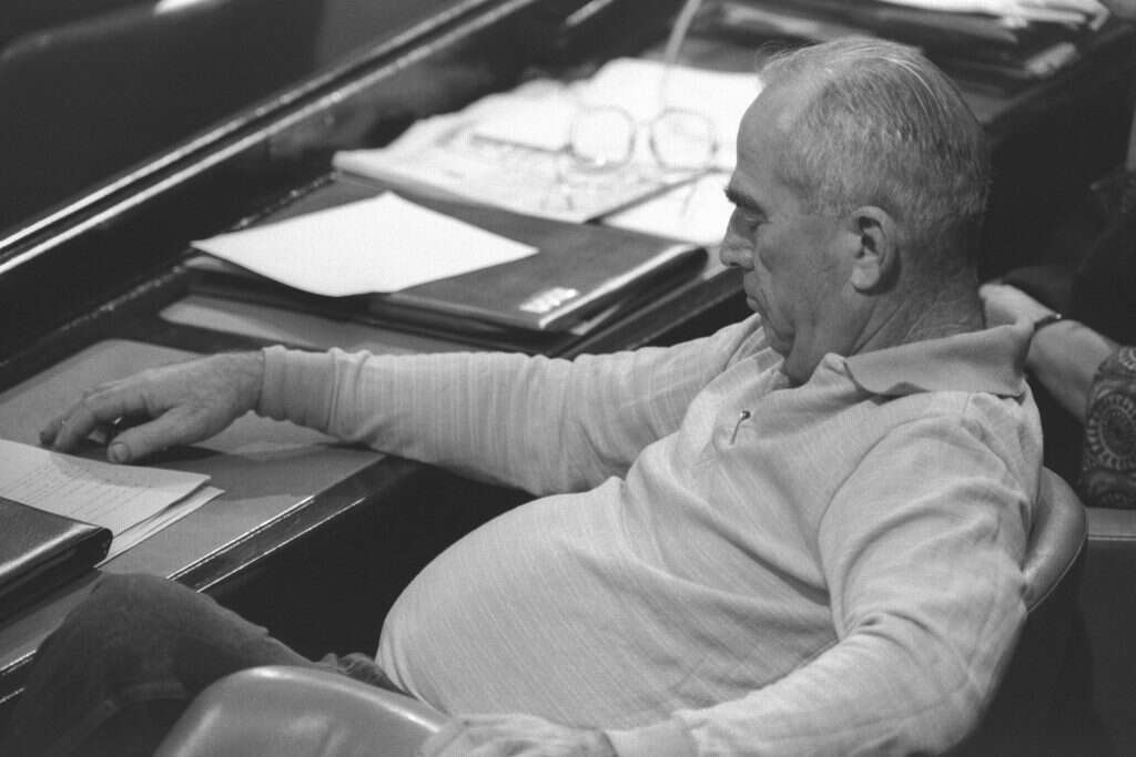 רגע של הפוגה במליאת הכנסת. | חנניה הרמן, לע"מ