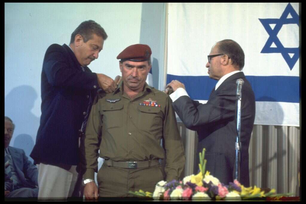 "חשבו שהוא פָלָח חסר השכלה, אבל הוא היה אינטלקטואל". רפול מקבל את דרגות הרמטכ"ל מראש הממשלה מנחם בגין ושר הביטחון עזר ויצמן, 1978. | סער יעקב, לע"מ
