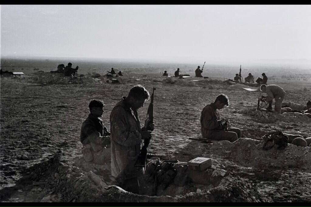 רבים הטילו ספק בנחיצותו. חיילי צה"ל בקרב במיתלה, 1956. | אברהם ורד, לע"מ