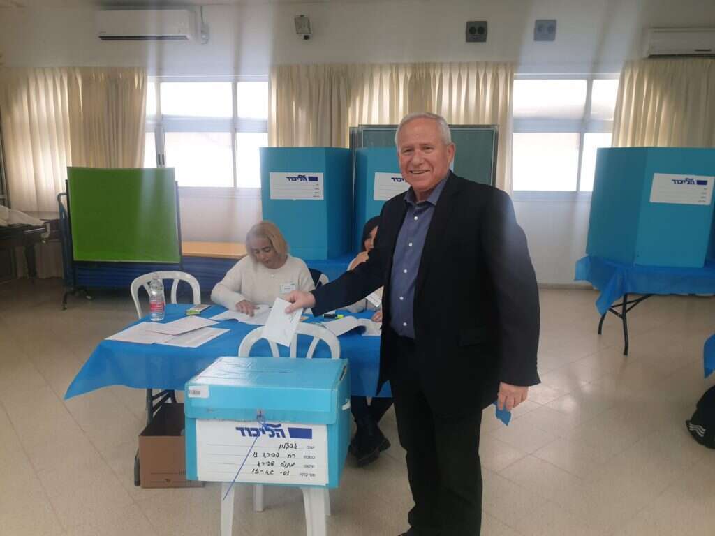 אבי דיכטר מצביע באשקלון אבי דיכטר מצביע באשקלון