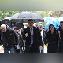 גדעון סער מגיע להצביע בקלפי בתל אביב. | EPA גדעון סער מגיע להצביע בקלפי בתל אביב. | EPA