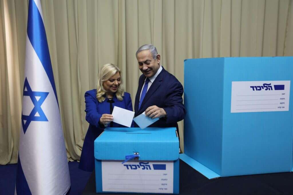 נתניהו ורעייתו שרה מצביעים בקלפי בירושלים, בפריימריז הקודמים