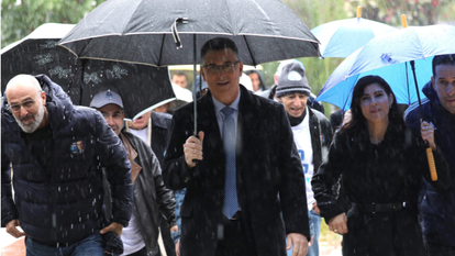 גדעון סער מגיע להצביע בקלפי בתל אביב. | EPA גדעון סער מגיע להצביע בקלפי בתל אביב. | EPA