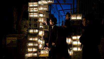 הדלקת נר שמיני של חנוכה. | EPA