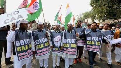 הפגנת מוסלמים נגד החוק החדש. | EPA הפגנת מוסלמים נגד החוק החדש. | EPA