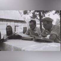 חברי קיבוץ חפץ חיים לומדים גמרא, 1945. | זולטן קלוגר, לע"מ