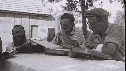 חברי קיבוץ חפץ חיים לומדים גמרא, 1945. | זולטן קלוגר, לע"מ