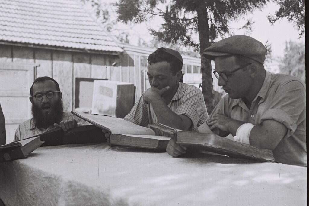 חברי קיבוץ חפץ חיים לומדים גמרא, 1945. | זולטן קלוגר, לע"מ חברי קיבוץ חפץ חיים לומדים גמרא, 1945. | זולטן קלוגר, לע"מ