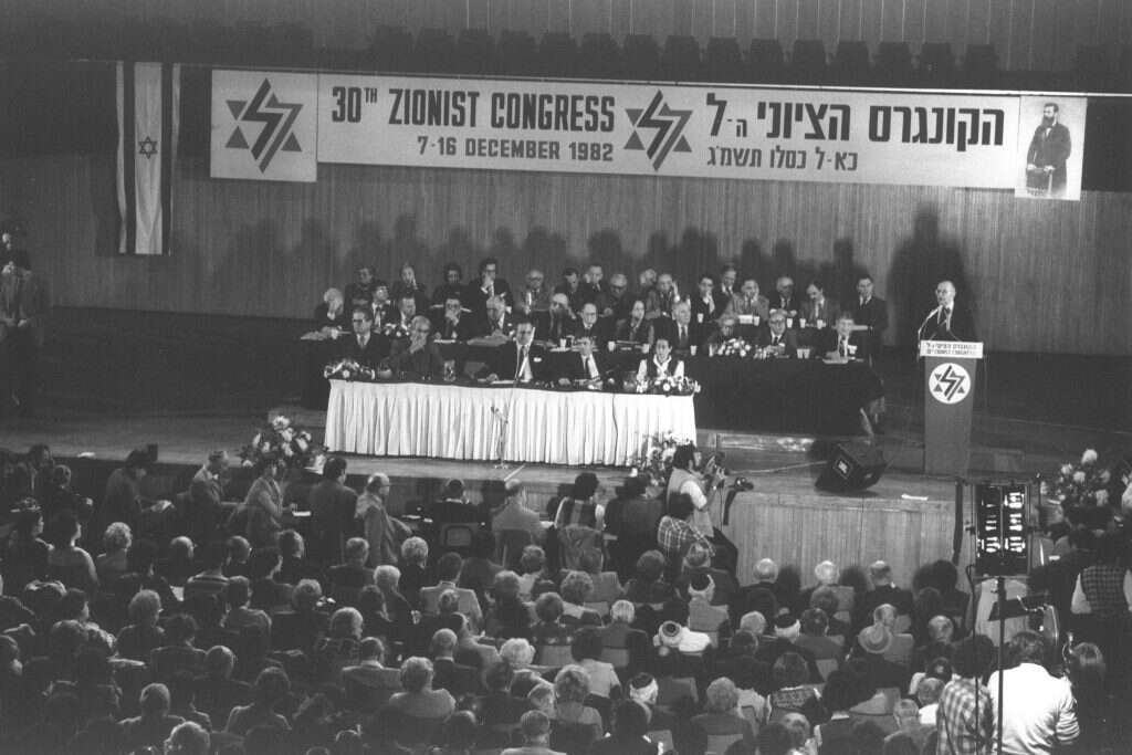 ראש הממשלה מנחם בגין ז"ל בקונגרס הציוני בשנת 1982. | יעקב סער ראש הממשלה מנחם בגין ז"ל בקונגרס הציוני בשנת 1982. | יעקב סער