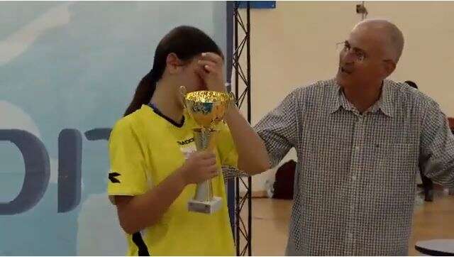 אדרי דומעת עם הגביע שניתן למקום השני. | מסך מתוך השידור בערוץ ONE