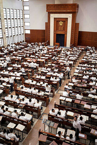 לימוד גמרא בישיבת מיר. | פלאש 90