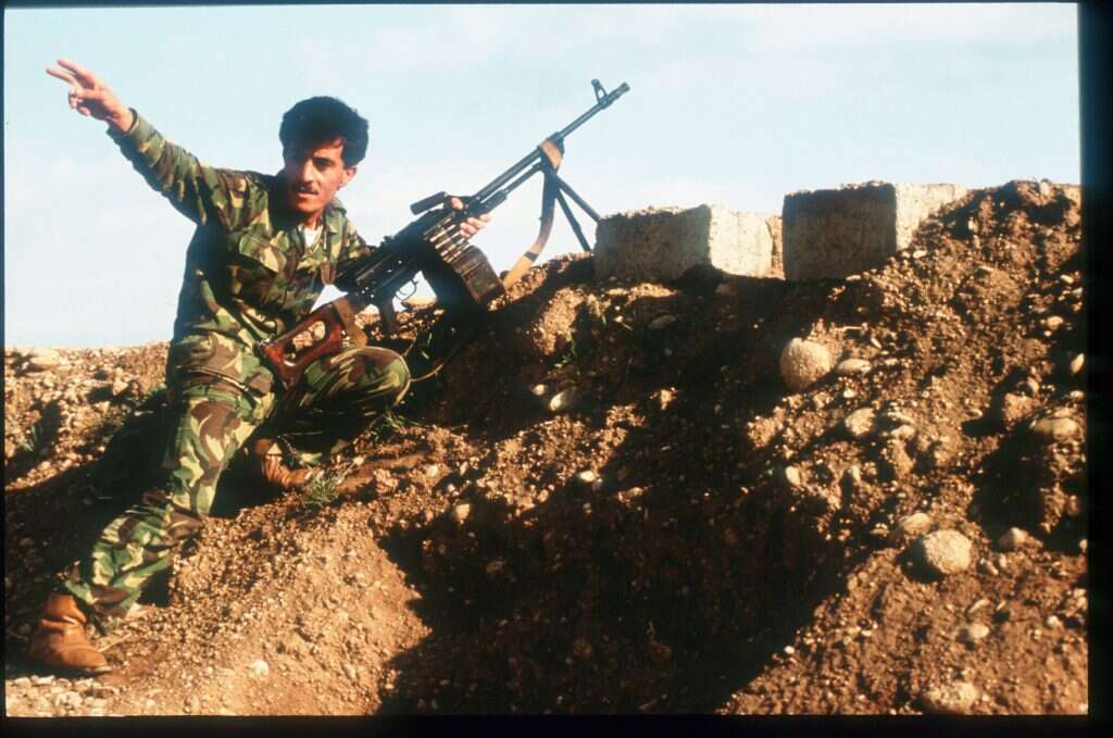 כל יוזמה להקמת אוטונומיה הובילה למלחמה. חייל הצבא הכורדי סמוך לארביל 1996. | GettyImages