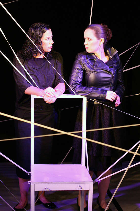 כיסא שהוא מסר. מתוך המחזה "עיר מקלט". | מל בריקמן