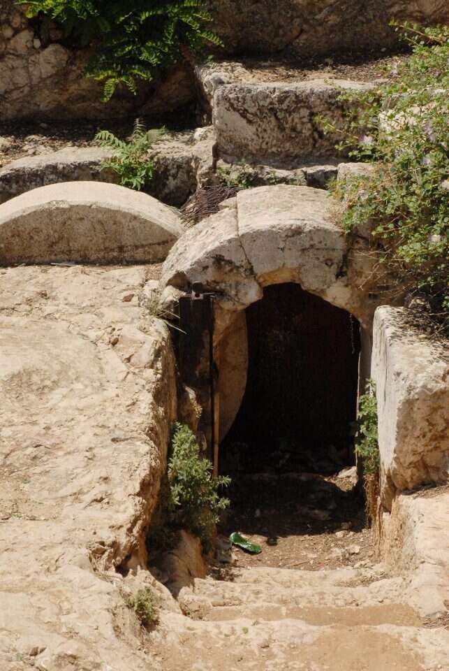 מתחת לתיאור העתידי־דמיוני הזה ניצבים יסודות הלכתיים והיסטוריים. מערת קבורה עתיקה. | משה מילנר, לע"מ מתחת לתיאור העתידי־דמיוני הזה ניצבים יסודות הלכתיים והיסטוריים. מערת קבורה עתיקה. | משה מילנר, לע"מ