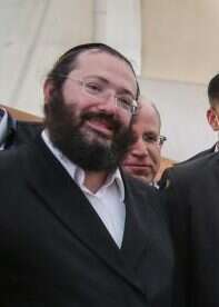 "פתרון קיצוני". אברהם מנלה, מנכ"ל חברה קדישא בתל־אביב־יפו. | אבישג שאר-ישוב "פתרון קיצוני". אברהם מנלה, מנכ"ל חברה קדישא בתל־אביב־יפו. | אבישג שאר-ישוב