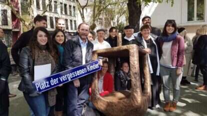 בני משפחת הירשברג (דני במרכז) בטקס חנוכת האנדרטה. | דני הירשברג