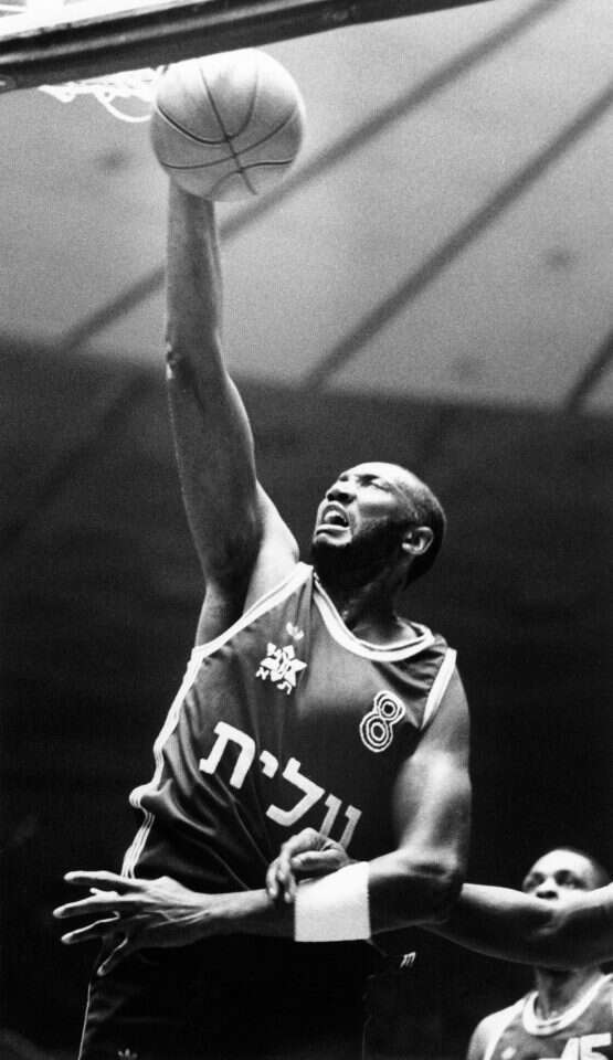 "נהניתי מכל רגע על המגרש". מרסר על המגרש, 1990. | משה שי