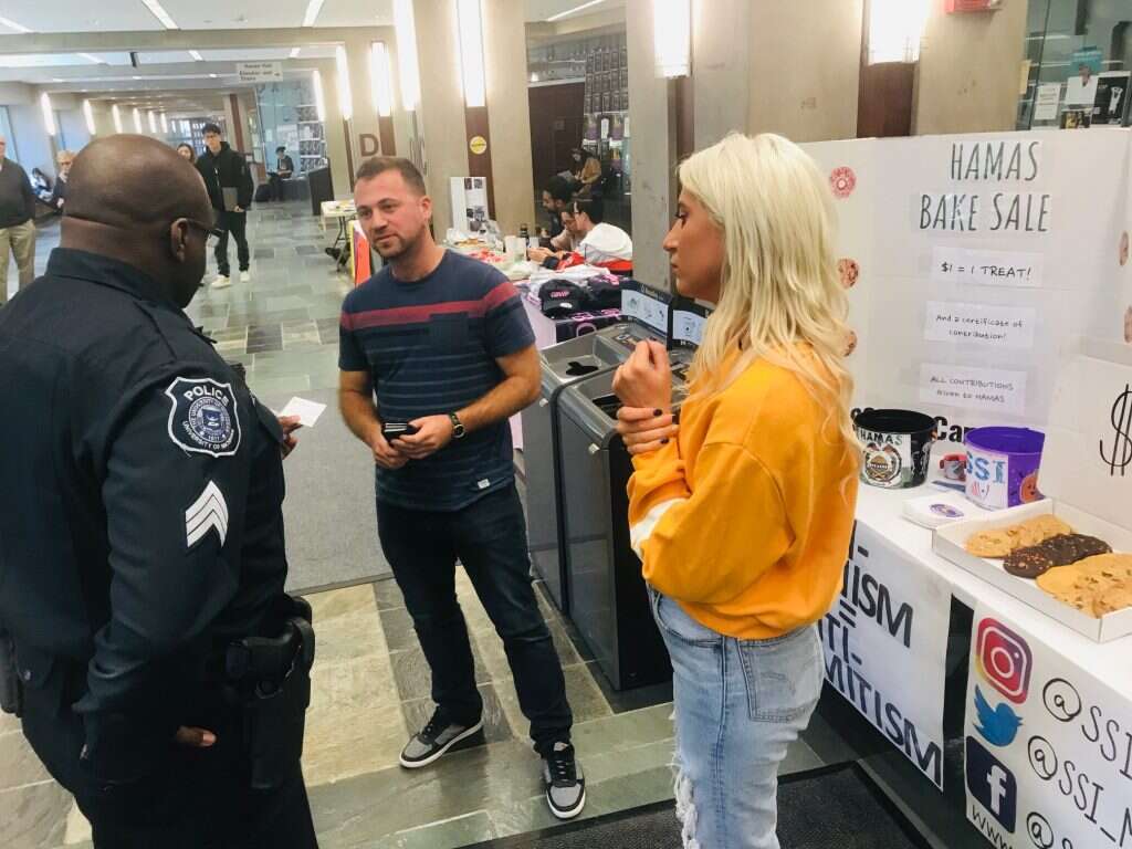 מוצגים מרשיעים עתירי קלוריות. דוכן המאפים בקמפוס אוניברסיטת מישיגן. | אריאל שנבל