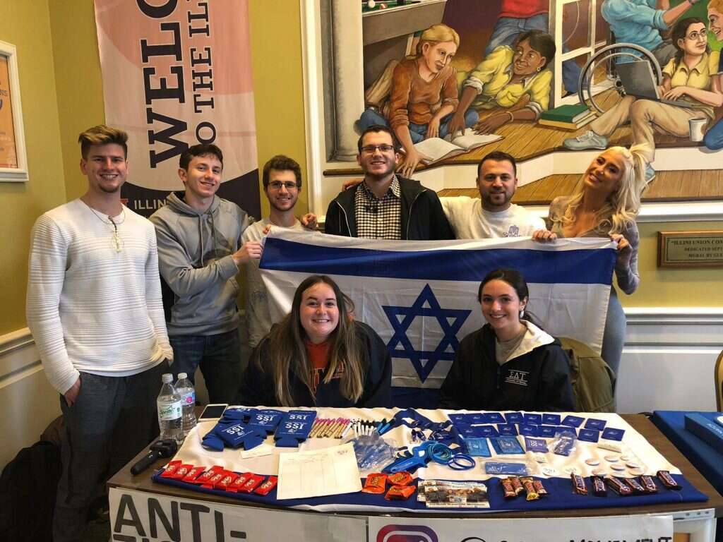 לשנות את המאזן. צוות הקמפיין עם ראשי הסניף באוניברסיטת אילינוי. | אריאל שנבל